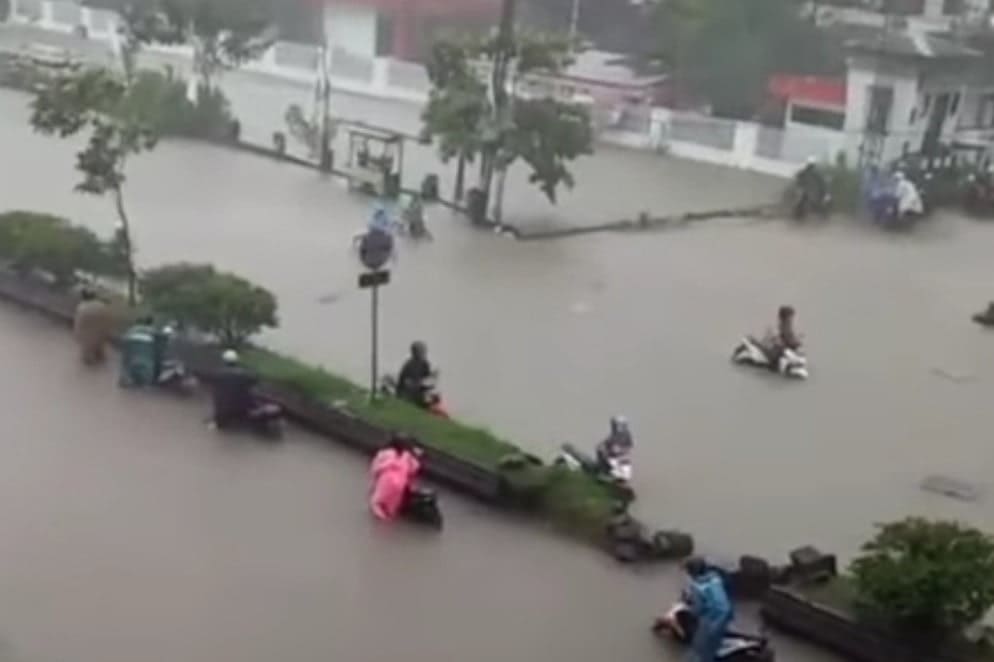 Image: https://twitter.com/ustadtengkuzul/status/1358243641102225408/photo/1,