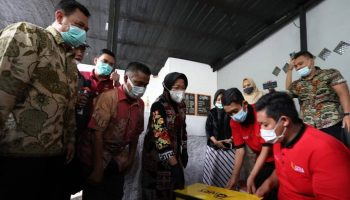 Mensos RI Tri Rismaharini Saat Resmikan Koffie Millenial dan Bengkel Sepatu Untuk 5 Anak Eks Residen di Desa Banjaragung Puri Mojokerto