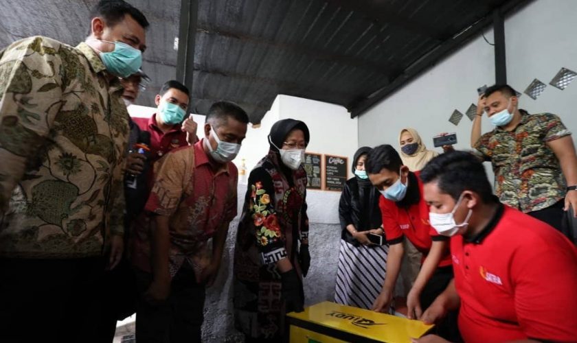 Mensos RI Tri Rismaharini Saat Resmikan Koffie Millenial dan Bengkel Sepatu Untuk 5 Anak Eks Residen di Desa Banjaragung Puri Mojokerto