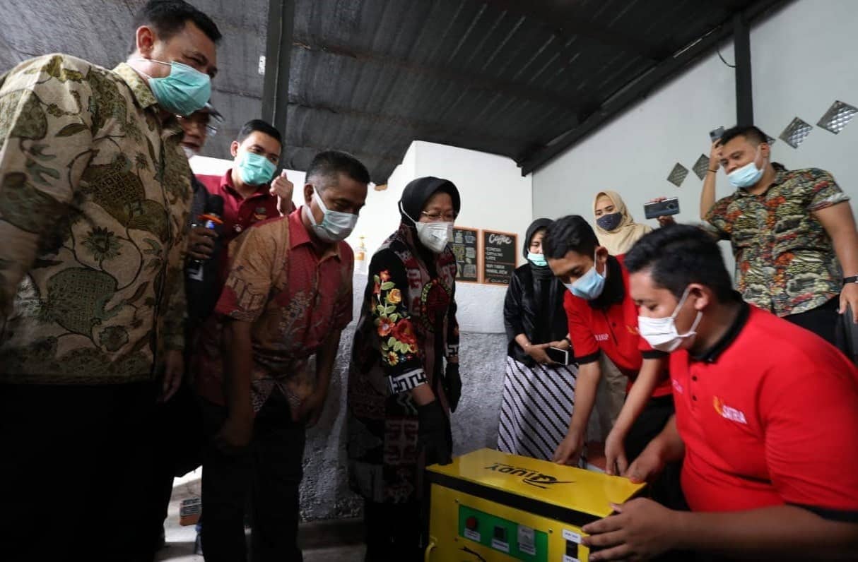 Mensos RI Tri Rismaharini Saat Resmikan Koffie Millenial dan Bengkel Sepatu Untuk 5 Anak Eks Residen di Desa Banjaragung Puri Mojokerto