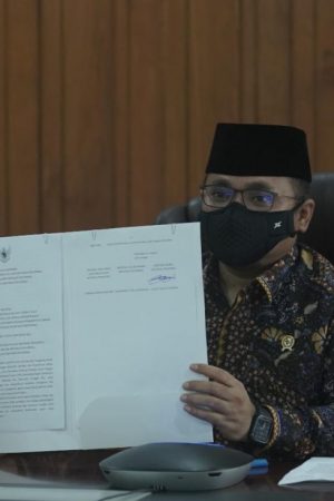Menag Yaqut Cholil tinjukkan SKB 3 Menteri yang telah ditandatngani Rabu (3/3/2021)