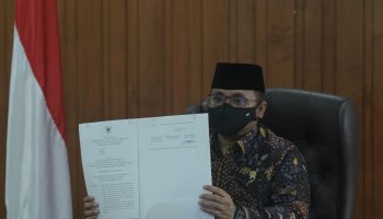Menag Yaqut Cholil tinjukkan SKB 3 Menteri yang telah ditandatngani Rabu (3/3/2021)