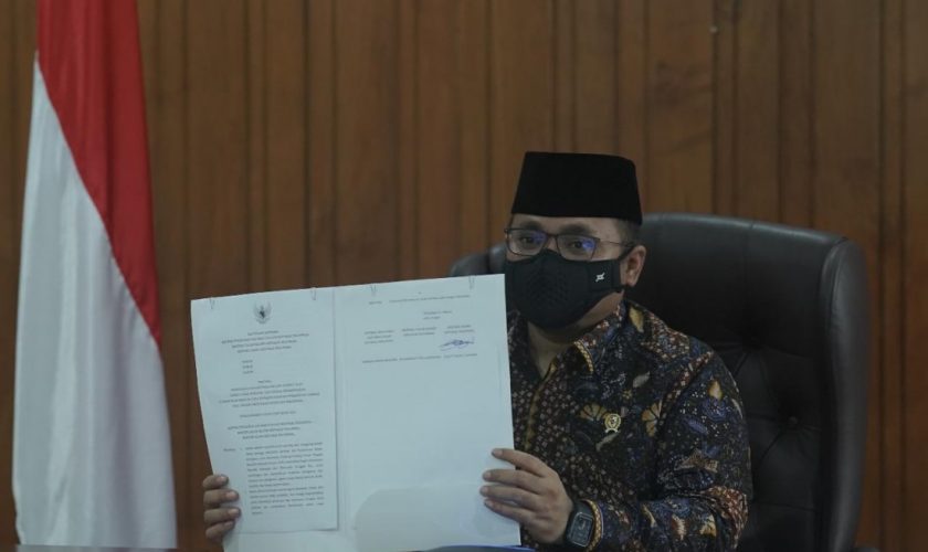 Menag Yaqut Cholil tinjukkan SKB 3 Menteri yang telah ditandatngani Rabu (3/3/2021)