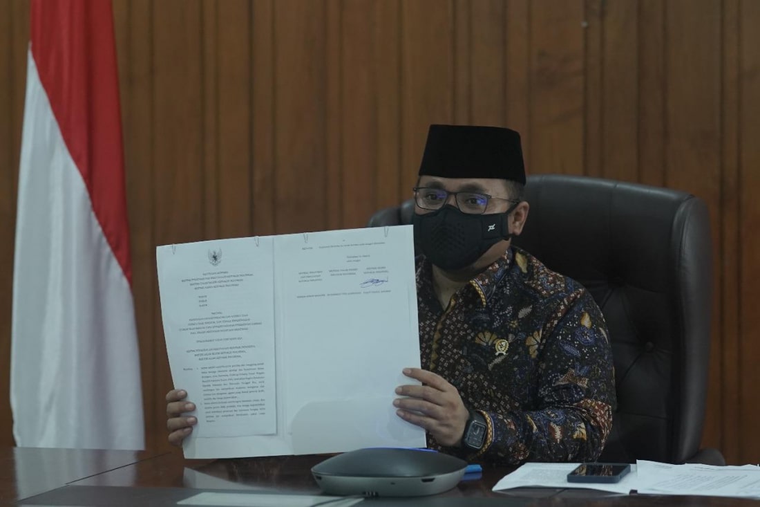 Menag Yaqut Cholil tinjukkan SKB 3 Menteri yang telah ditandatngani Rabu (3/3/2021)