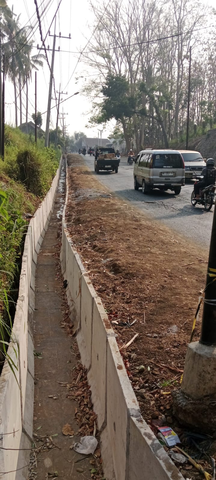 Pembangunan Drainase Jalan Raya Nongkosewu Poncokusumo (foto W2)